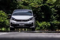 ノーマルの「フィット」に比べ、乗り心地は明らかに硬め。ただし速度が上がるほどに、足まわりのしなやかさやフラット感が際立ってくる。