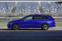 「ゴルフRヴァリアント」は、後席を倒すことで最大1642リッターの荷室容量が得られる。