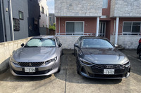 駐車場で愛車のちょいワル特急こと「プジョー508 GT BlueHDi」（写真左）と、「アウディA5 TFSIクワトロ150kW」（同右）とを並べてみた。フォルムがまるでソックリで、サイズも近い。