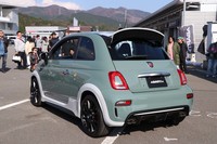 ルーフ後端には、角度調節式の大型リアウイングを装備。専用エクステリアキットの装備で大きく張り出した前後のフェンダーも目を引く。