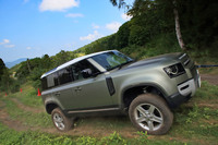 5ドアの「110」には、最大で145mm車高を上げられるエアサスペンションが標準装備される。