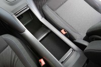 センターコンソールのシャッターを開けると広大な空間が。特に前方部分は深さが30cmほどある。