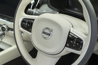 ステアリングホイールのスポーク部には、アダプティブクルーズコントロールやインフォテインメントシステムの操作スイッチが備わる。