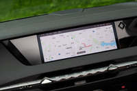 インフォテインメントシステム「DS IRIS」は、10インチタッチスクリーンのほかに音声でも操作可能。カーナビゲーションシステムはオランダのトムトム製で、「リヴォリ」には駐車時などに重宝する「360°ビジョン」も装備される。
