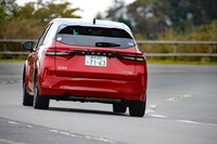 試乗車のボディーカラーは「ガーネットレッド×スーパーブラック」のツートン。これを含めて全部で14タイプとカラーラインナップは幅広い。