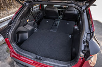 標準仕様車と同じく、荷室床面の高さを分割し2段階で調整できる「6：4分割アジャスタブルデッキボード」を標準装備。40：20：40の分割可倒機構が備わる後席の背もたれを前方に倒せば、簡単に荷室を拡大できる。荷室容量は5人乗車の通常時で390リッター、後席を倒すと1102リッターとなる。