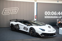 試乗会場に展示されていた「アヴェンタドールSVJ63」。カーボンパーツで装飾されたエクステリアが特徴で、車名の通り63台の限定販売となっている。