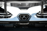 レーシングカーよろしく上を向いた、“スラッシュカット”の3本マフラー。耐熱合金とチタンでできたエキゾーストシステムそのものは、空力を考慮して非常に低い位置でリアデッキを通っている。