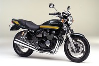 1989年の“レーサーレプリカ”全盛期にクラシックなスタイルで誕生し、ネイキッドブームを巻き起こした「カワサキ・ゼファー」。1996年には、エンジンを4バルブ化するなどした発展型「ゼファーΧ（カイ）」へと移行した（写真はその2002年モデル）。