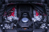 パワーユニットのシステム最高出力は、「SF90ストラダーレ／スパイダー」比で＋30PSとなる1030PS。変速ロジックが専用仕立てとされた8段DCTが組み合わされる。