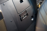 電動開閉機構に追いやられてか、ソフトトップ車では助手席の後ろに備わっていたETC車載器が、「RF」では運転席の後ろに移されている。