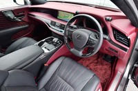 あでやかなクリムゾン×ブラックのインテリア。この室内色は“エグゼクティブ”グレード限定で用意される。