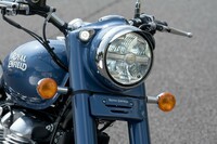 帽子のひさしを思わせるキャスケットを備えたLEDヘッドランプ。ナセルの左右に備わるパイロットランプ「タイガーアイ」ともども、ロイヤルエンフィールド伝統の意匠だ。