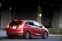 「ハイブリッドS Honda SENSING」には、大型テールゲートスポイラーが装着される。