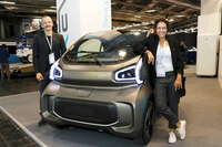 「ヨーヨー」を手がけた2人のデザインダイレクター。エクステリアのイアン・グレイ氏（左）と、インテリアのアドヴァ・ヨゲフ氏（右）。