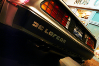 デロリアンがそれまでのキャリアを捨ててまで具現を夢見たスポーツカー「デロリアンDMC-12」だが、さまざまなトラブルに見舞われ、わずか1年で生産は打ち切られることとなった。