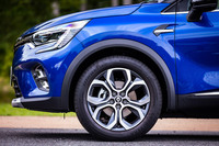 今回の試乗車両は「Pasadena」と呼ばれるツートンカラーの18インチアロイホイールに、215/55R18サイズの「グッドイヤー・エフィシェントグリップ パフォーマンス」タイヤが組み合わされていた。