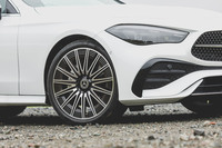 タイヤ＆ホイールは19インチが標準で、この20インチはオプションの「ドライバーズパッケージ」に含まれている。