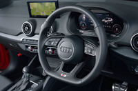 下部がフラットな形状の本革巻きステアリングホイール。インフォテインメントシステムの操作スイッチやシフトパドル、S lineエンブレムが備わる。