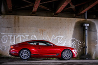 マリナーの仕立てによって特別感が演出された「コンチネンタルGTマリナーV8」のサイドビュー。ボディーサイズは全長×全幅×全高＝4880×1965×1400mm、ホイールベースは2850mm、車重は2200kgと発表されている。