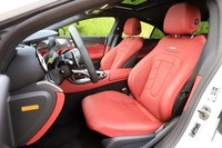 フロントシートにはヒーター／ベンチレーター機能に加えてドライビングダイナミクス機能も備わっており、横Gのかかった側のサイドサポートを張り出すことで、ドライバーとパッセンジャーの体を支えてくれる。