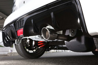 「ヴィッツ“GRMN”」のリアエンド。専用チューンのサスペンションやマフラーが顔をのぞかせる。写真はプロトタイプ。