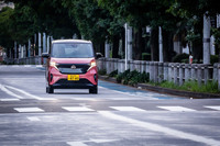 「サクラG」の走行シーン。荒っぽいアクセル操作をしても無粋なショックがまるでなく、日産が市販EVを10年以上手がけてきた経験はダテではないと感じさせる。