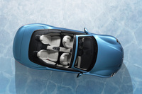 「グランカブリオ トロフェオ“ONE of ONE–THE I.C.E.”」は3層構造の「アイスリキッドトライコート」と呼ばれる専用ボディーカラーをまとう。