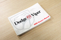 普段は車検証とともに荷室においてあるのだが、偶然にも車外に持ち出されていたために難を逃れた「バイパー」のトリセツ。私の手元に来た時からご覧の通りヨボヨボだったので、今回の件で水びたしになっていたら、もうバラバラになっていたかもしれない。