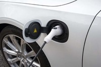 バッテリーの充電ソケットはボディー左側、フロントフェンダーの後ろに設置される。急速充電には対応していない。