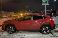 メーカーオプションのルーフレールを装着した「クロストレック プレミアムS：HEV EX」のボディーサイズは全長×全幅×全高＝4480×1800×1580mmで、ホイールベースは2670mm。外寸やホイールベース値はマイルドハイブリッド車と変わらない。今回の試乗車は「ピュアレッド」と呼ばれる外板色をまとっていた。