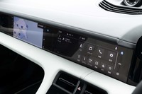 インストゥルメントパネル上に並んだ液晶モニターは、最新のEVであることを印象づける。