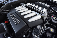 ２つのターボで過給される6.6リッター12気筒エンジン。870Nmの最大トルクを1700rpmの低回転域から発生する。