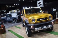 東京オートサロン2019のスズキブース中央には、大人気の「ジムニー／ジムニーシエラ」をベースとするカスタムカーが2台展示された。写真手前が「ジムニーシエラ ピックアップスタイル」で、奥が「ジムニー サバイブ」。