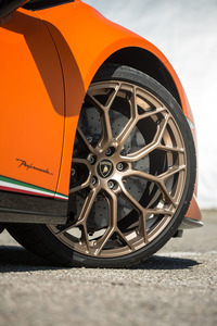 タイヤサイズはフロントが245/30R20で、リアが305/30R20。ブロンズに塗られた専用の軽量ホイールが装着される。