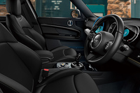 通常の「クーパーD」モデルでは選択できないレザレットシートカーボンブラックを標準装備している。