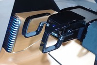 操作デバイスは、写真のような操縦かんタイプ。コンベンショナルな丸いステアリングホイールは備わらない。