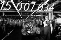 世界的なベストセラーとなった「フォルクスワーゲン・タイプI」。最終的には2152万9464台が生産された。写真は1972年に「T型フォード」の累計生産台数を突破した際の、セレモニーの様子。