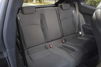 後席の定員は2人。左右席間の座面部分は、小物を置くスペースとなっている。