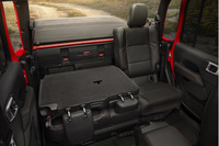 リアシートは3人掛けで、60：40の分割可倒式を採用している。