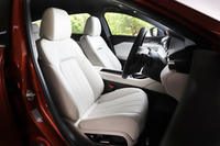 「ナッパレザー」を採用したシートは、サテンクロームアクセント付きの「ピュアホワイト」（写真）または「オリエンタルブラウン」のカラーから選択可能。フロントシートにはベンチレーション機能とシートヒーターを装備する。