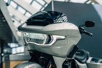 「CVOロードグライド」のフェアリング。「ストリートグライド」のフェアリングとはデザインに加えマウントの方法も異なる。こちらはフレームマウントなので、ハンドルを切ってもフェアリングの向きは変わらない。