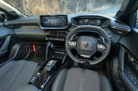 メーターをステアリングよりも上に据えたインストゥルメントパネルはプジョー独特のスタイル。全体を綾目織のカーボン調パネルとイエローのステッチでコーディネートしている。