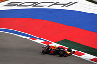 シーズン後半にルノーが投入した「スペックC」パワーユニットに不安を抱えていたレッドブル勢は、「スペックB」に戻してロシアGPを戦うことに。ギアボックス交換ペナルティーも加わったことで、ダニエル・リカルド18番グリッド、マックス・フェルスタッペン（写真）19番グリッドと後方からのスタートとなった。21歳のバースデーレースとなったフェルスタッペンは、スタートで13位まで一気にジャンプアップ、そして瞬く間に5位まで上がると、ソフトタイヤのままロングランを続け、残り10周まで暫定首位を走り、結果5位。リカルドも6位でフィニッシュしただけに、ペナルティーが悔やまれるレースとなった。（Photo=Red Bull Racing）