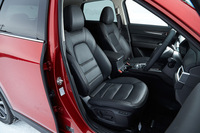 「Lパッケージ」に装備されるパーフォレーションレザーのシート。「ブラック」と「ピュアホワイト」の2色が用意される。