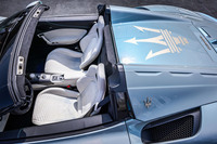 格納式ガラスルーフには高分子分散型液晶（PDLC）技術を採用。所要時間12秒でオープン／クローズができるだけでなく、スイッチ操作によりルーフを透明またはくもりの状態に変化させることも可能だ。