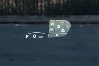 大型のカラーヘッドアップディスプレイも装備。ステアリングスイッチと連動する「TAZUNAコンセプト」という名の操作系を採用している。