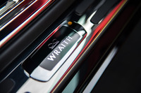 サイドシルのプレートにも「∞」マークが入る。