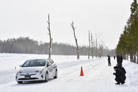 制動テストに臨む。「アイスガード6」装着車は、「アイスガード5プラス」を使用したものに比べ、氷上での制動距離を15％短縮できるとされる。