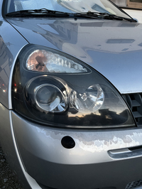 「ルーテシア2.0RS」の外見はどんどんボロくなっているが、不思議とエンジンの調子は悪くならなかった。これはヘッドランプが曇ってきて車検が通らないかもと思って記念に撮った写真。